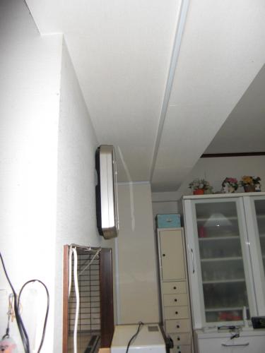 電源はなるべく目立たないように配線しました。梁の横に添わせて配線しました。