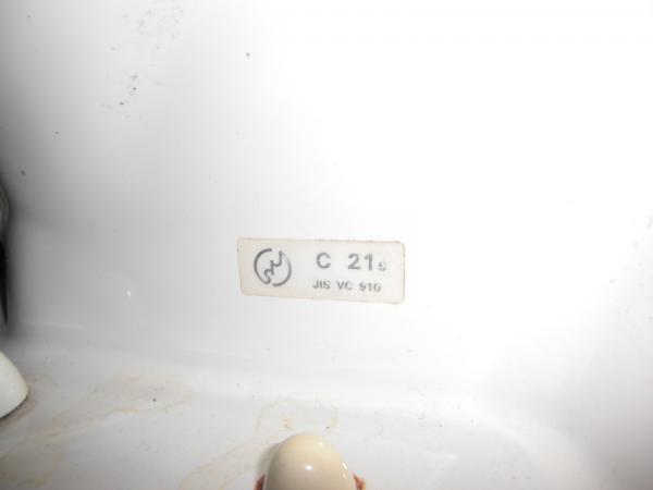 既存便器の型番を調べて、排水芯を調査します。