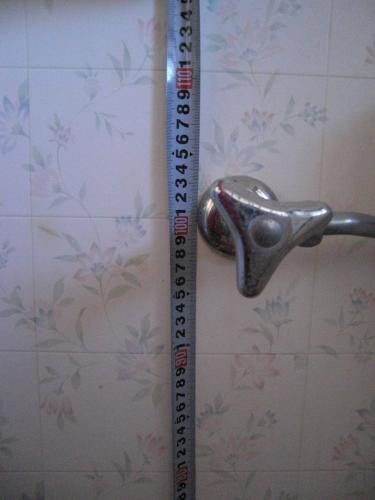 新しい便器のタンクが干渉しないか調査します。