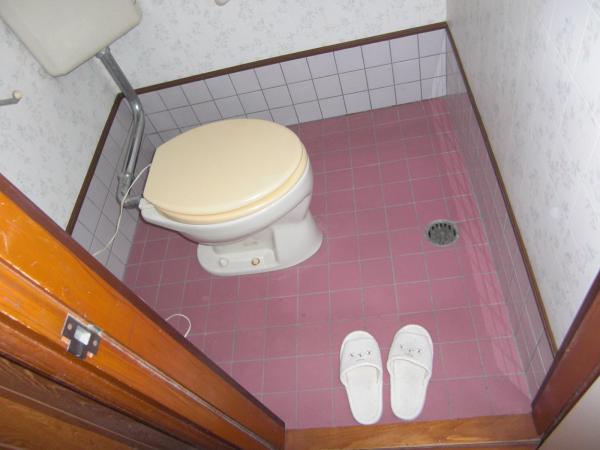 床排水は使っていないので塞ぎます。