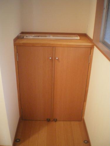 脱衣室に新しい洗面台を設置し、奥様がお花を飾る所が欲しいとのことで、腰高の収納を作りました。