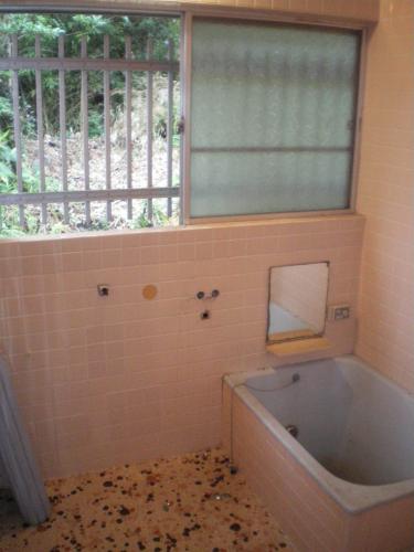 洗濯機を置くスペースのある大きな浴室。浴槽は小さいですよね。