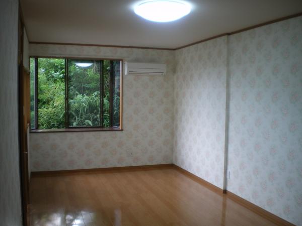 大柄のバラのクロス。初めて貼りました。ちょっと異国情緒。奥様は外国人です。