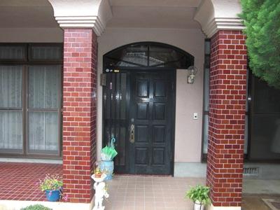 木製の味わいある玄関ですが、痛みがきはじめていました。