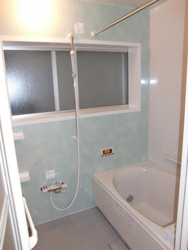 ＩＮＡＸのソレオ１３１７　です　寒さ対策に　浴室暖房　　２重サッシを採用です　グリーンが素敵ですね