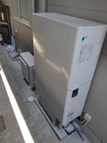 隣地との距離が狭いのでエコキュートも薄型です。補助金４１０００円があり助かりますね