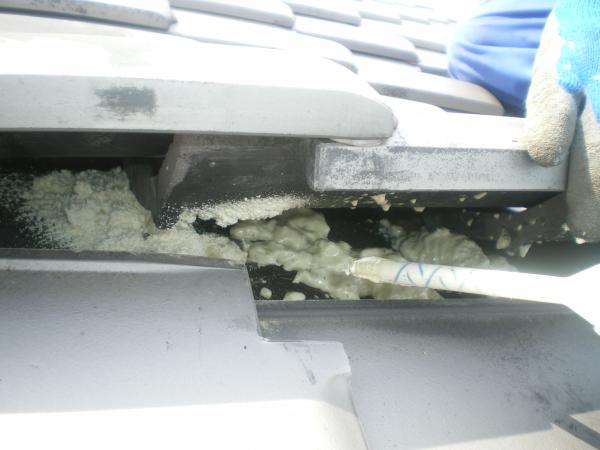 瓦をめくって桟木に吹付けます。