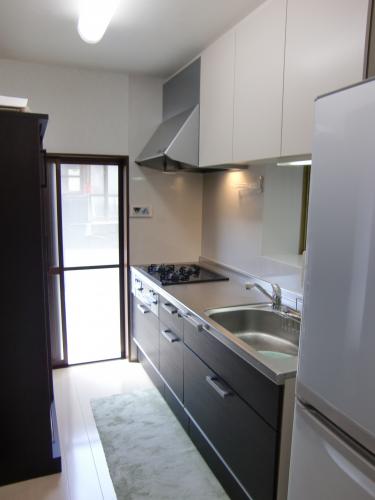 サンウエーブ　“ピット“　パタパタ君のシステムキッチンです。綺麗に仕上がりました。白の床が素敵です