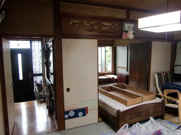 リビングになる部分です。　和風のふすまなど昔ながらの空間です