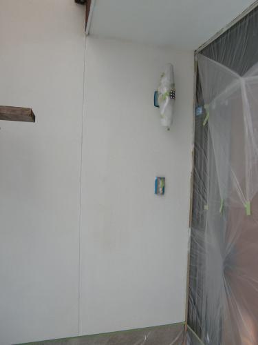 すまいるリフォームは３回塗を色分けして実践します。まずは１回目の下地処理シーラー１回目は“白”です