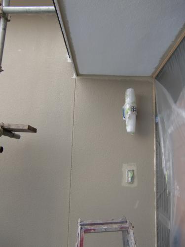 ２回目　“中塗り”です。仕上げ色よりちょっと薄目の色で下地の白を消していきます