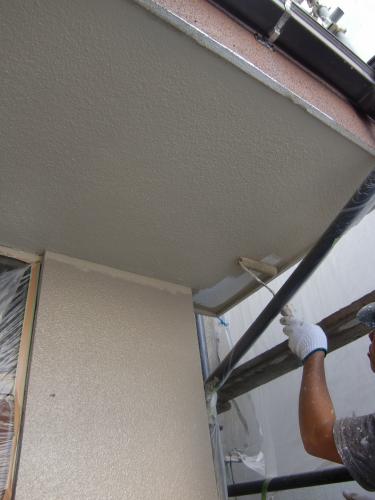 ３回目です！　わかりにくいですが軒裏と外壁の境の部分に２回目と３回目上塗りの違いがわかりますね