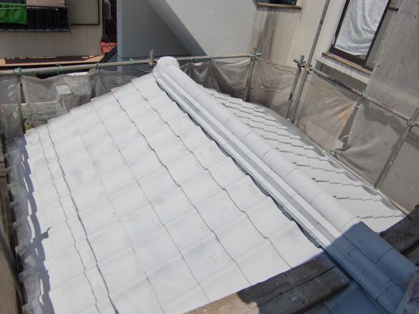 浮き上がった塗膜は剥ぎ取り作業後に下地の厚塗フィラーを施工して　瓦を補強します