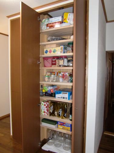 完成した収納庫　可動棚です！　左側にも別の収納があってたっぷり収納です