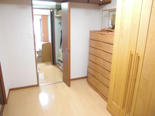 ２つの部屋から出入りできるウォークスルークロゼットです。