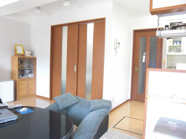 ＬＤＫと洋室に２枚引き込み戸を使用しました。デザインもＧＯＯです。