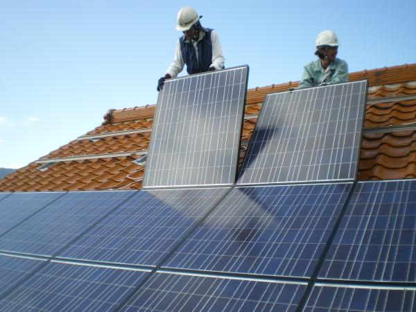 パネルを設置中！はめ込んだら1枚1枚固定していきます。