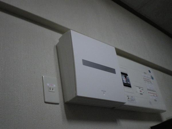 パワーコンディショナーと切り替えのコンセントも設置です。