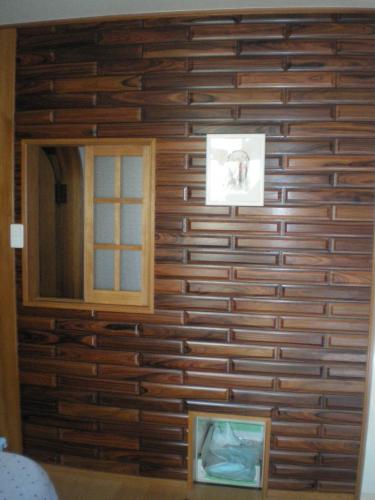 室内窓にワンちゃんトイレ。ワンちゃんトイレは洗面所につながっています。でも、ここでのお昼寝がお気に入りとか・・・。