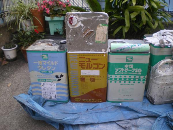 左から、破風・軒裏・外壁下塗り・コーキング材です。