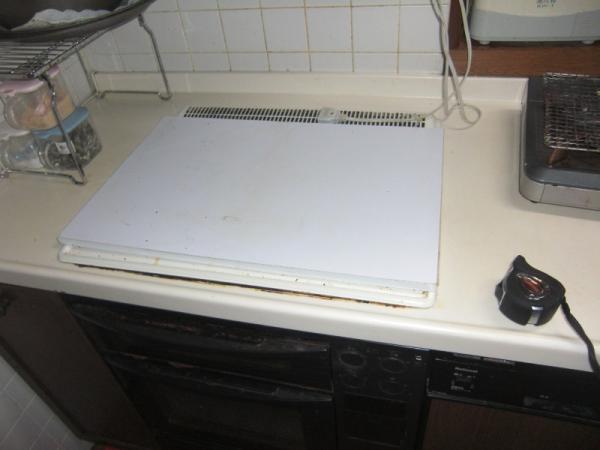 これは隠してありますがガスコンロです。この上に電気コンロをおいて使われてました。