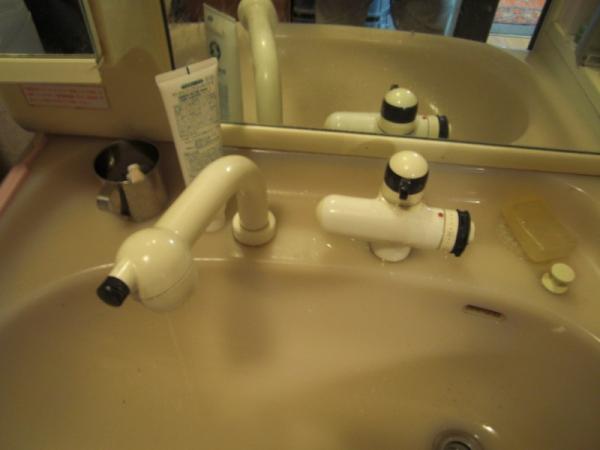 洗面水栓もポタポタしていました。