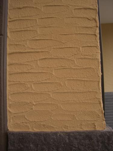 玄関廻りの塗り壁は左官さんのセンスにお任せです♪