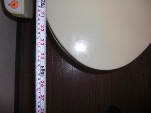 大きさは７６ｃｍ程度です。新しい便器も同じくらいの位置に設置できます。