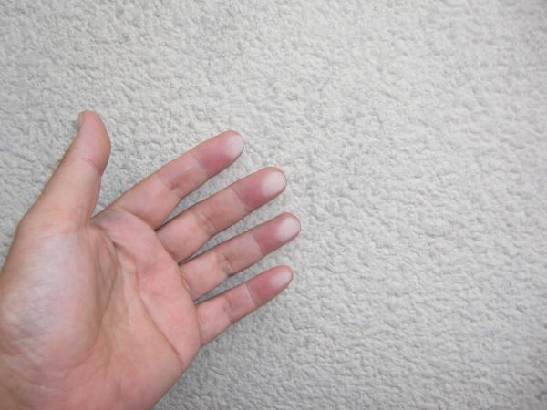 基本的なチェック。指先に劣化した塗料が付着しました。チョーキング現象です。