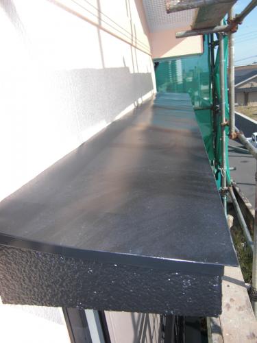 庇もしっかり塗装します。ウレタン塗料を使用しました。