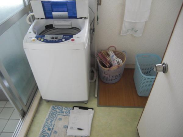 施工前の洗面床です