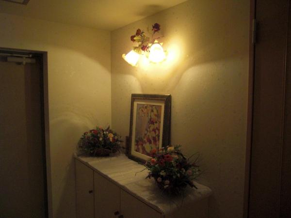 玄関の照明。バラがあしらってあります。