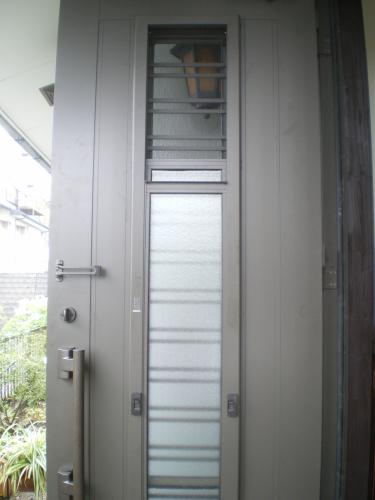 真ん中のサッシが上下して、ドアを開けずに採風できます