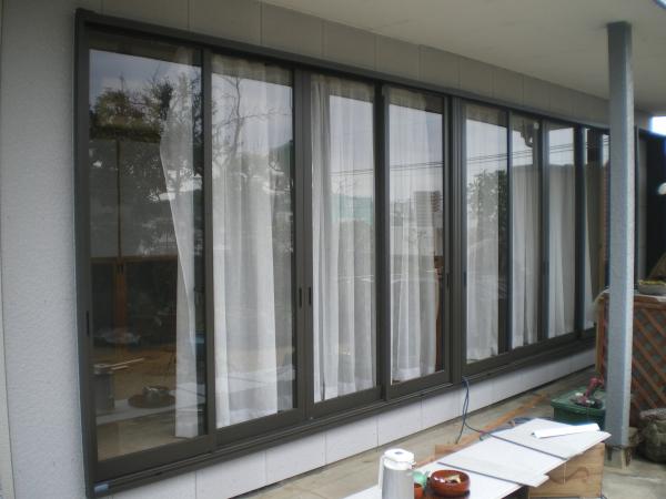 雨戸付のサッシに交換しました。