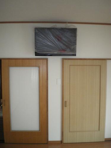 ベッドに横になってちょうど見える位置にテレビが付いてます。