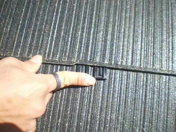 縁切りの役割をします。指でグッと差し込みます。