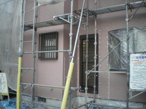 腰窓があった部分を採風式勝手口にしました。