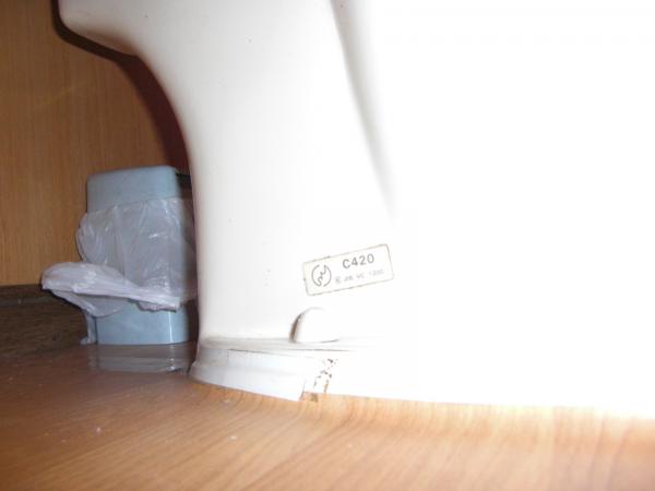 既存の便器の型番を調べて、排水芯の寸法を確認します。