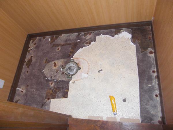 床のＣＦシートを剥がします。