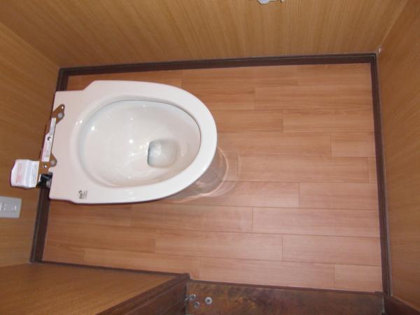 新しい便器を取付ます。