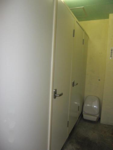 共同トイレ　間仕切り改装