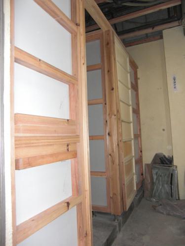 新規の間仕切りを造作します。