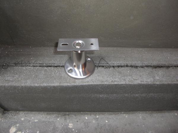 この金具を使って壁の足元をを浮かします。