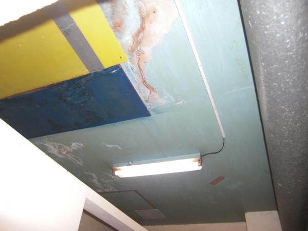 天井は少し水漏れしていました。