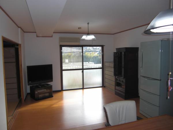 ダイニングと一体に改装しました。断然広く感じます。