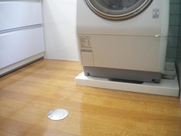 洗濯防水パンを交換し、最高級フローリングを貼りました