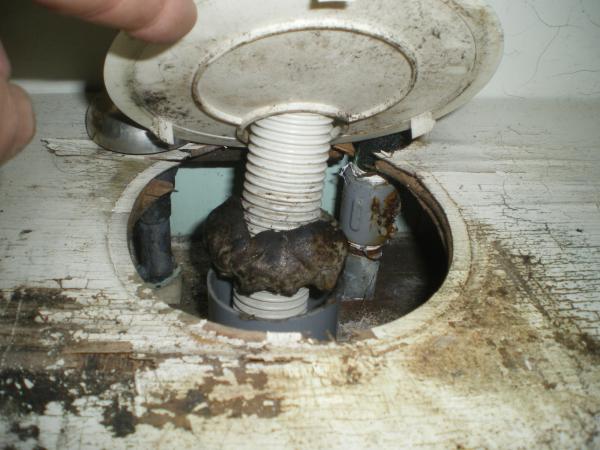 給湯からの水漏れが原因でした