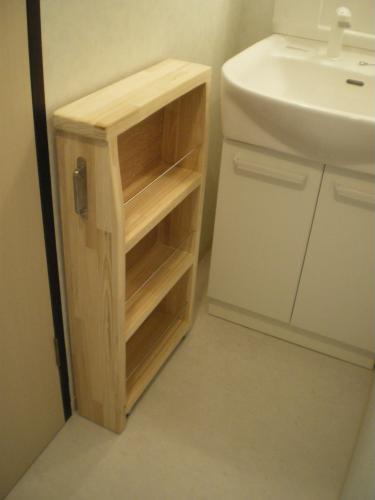 洗面台のボウルに合わせて斜めにカットしてあります。私は結構気に入ってますが、使い勝手はいかがですか〜？