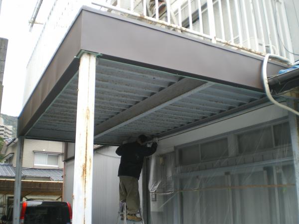 錆をこそぎ落しています