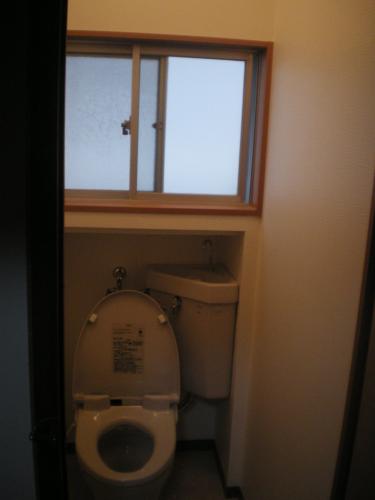 窓枠も新しく取り付けました。